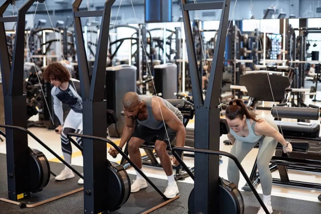 Crossfit czy siłownia: co wybrać, aby osiągnąć najlepsze wyniki?