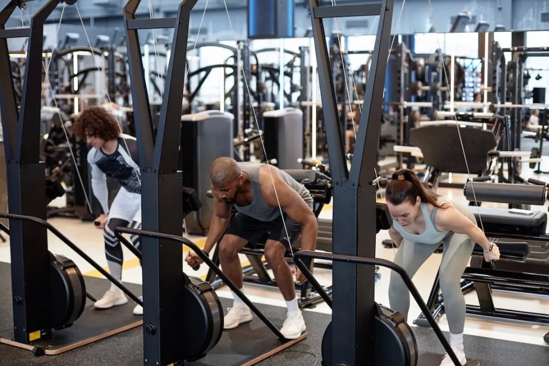 Crossfit czy siłownia: co wybrać, aby osiągnąć najlepsze wyniki?