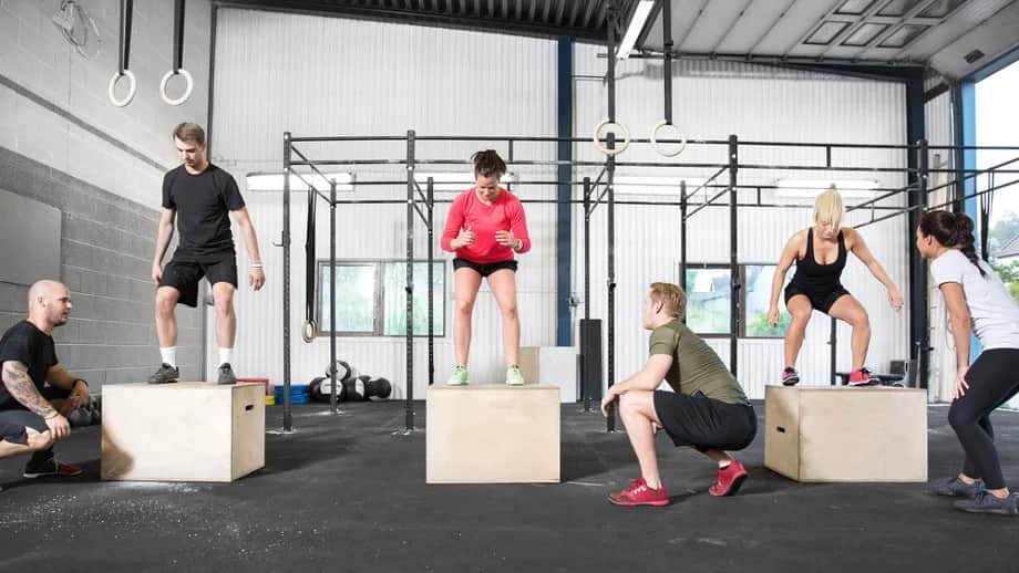 Co lepsze: CrossFit czy siłownia? Odkryj wady i zalety obu opcji